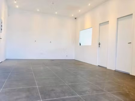 location locaux professionnels 3 pièces 63 m² à freneuse (78840)  730 €