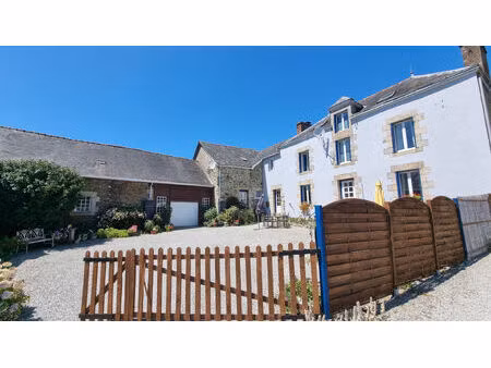 morbihan  proche rohan  belle maison de 4 chambres  appartement indépendant  dépendances e