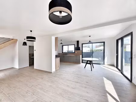 location meublée maison 4 pièces 108 m² à thoiry (01710)  2 750 €