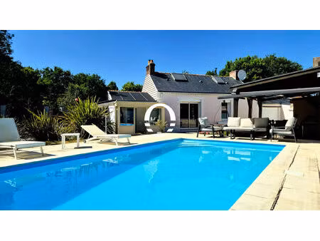 exclusivité: charmante maison de 133m2 avec piscine chauffée  dans le bourg de chéméré