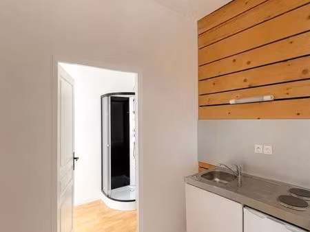 a louer - studio meublé rénové 25m2 - centre ville pontarlier