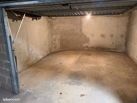 box fermé 20 m2 centre ville poitiers