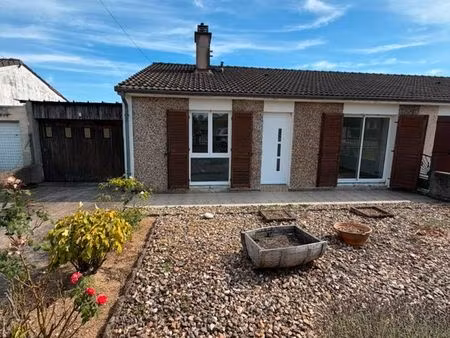 à louer – maison de ville rénovée de 80 m² – saint-germain-du-puy ?