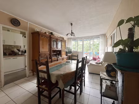 appartement lumineux avec balcon sur parc arboré mérignac