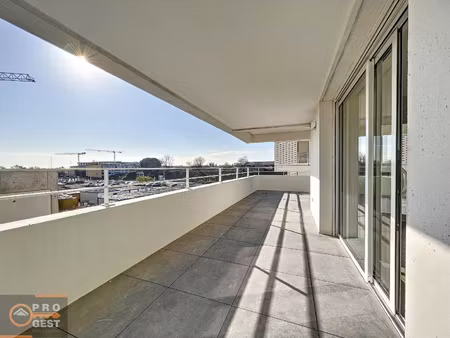 t2 avec superbe terrasse et parking