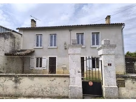 maison de village  5 pièces  dépendances et grand terrain valdelaume (79)