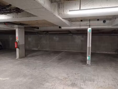 location parking / box  12.00m²  montreuil