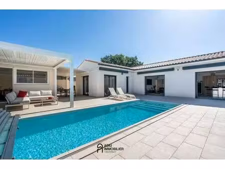 maison récente avec piscine et dépendance au cœur de saint-victor-la-coste