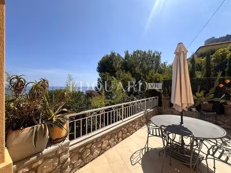 beau trois pièces meublé avec vaste terrasse  belle vue mer panoramique et parking privati