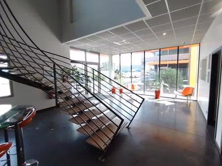 à louer - 750 m² divisibles local d'activité mixte avec showroom  bureaux et stockage