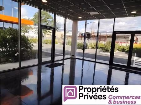 à louer - local d'activité mixte avec showroom  bureaux et stockage en jacca / le perget