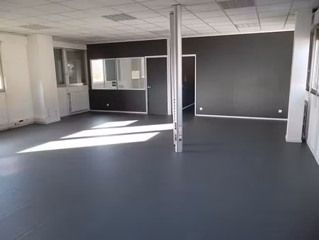 local commercial type bureaux avec grand parking acces autoroute