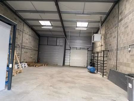 depot avec bureau et stationnement dans zone attractive