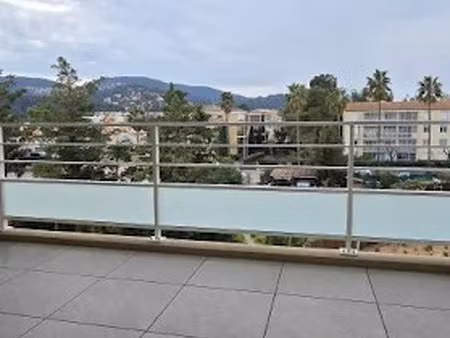 location appartement 2 pièces 38.42 m² à hyeres (83400)  757 €