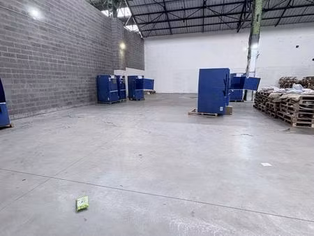 location hangar 700 m²