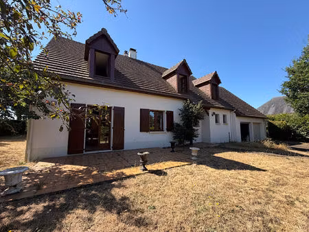 pavillon traditionnel de 179 m² - plain-pied et parc arboré de 2 000 m² à solesmes