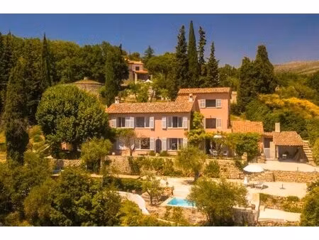 propriété historique avec vue panoramique et authentique charme provençal.