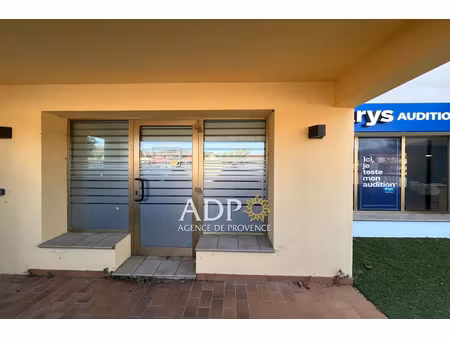 location commerce 54 m² à pégomas (06580)