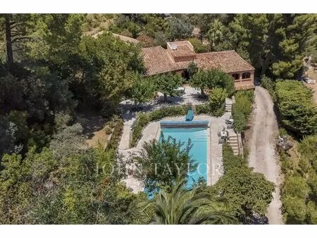 propriété familiale sur plus de 4 000 m² de terrain avec piscine et vue dégagée – bandol