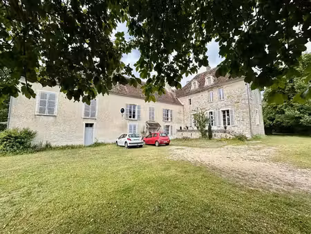 propriété seigneuriale de 484 m2 + grange de 485 m2 à 990 000 sur 20 hectares