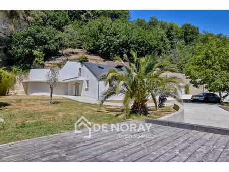 vue dégagée pour cette maison sur 1300 m2 de terrain.