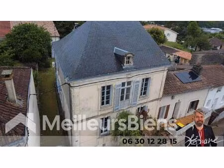 maison en pierre en plein centre ville de montendre