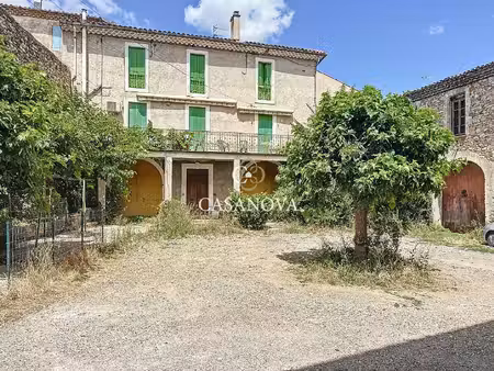 à vendre à hérépian : grande maison de ville 300 m² avec cour  2 garages  terrasses et...