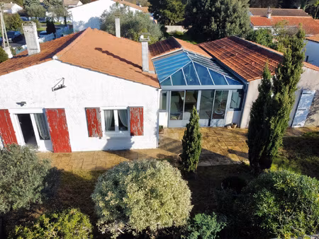maison indépendante avec véranda et jardin arboré