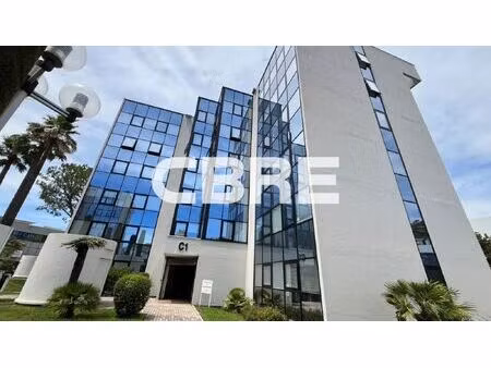location local professionnel 927m²