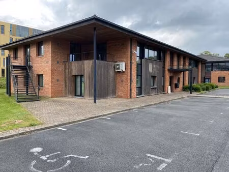 location local professionnel 780m²