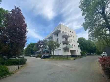 location local professionnel 147m²