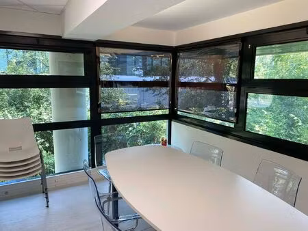 location local professionnel 150m²