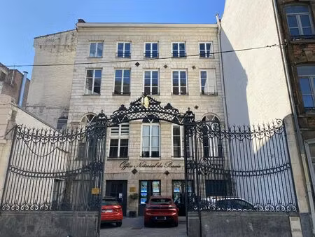 location local professionnel 105m²