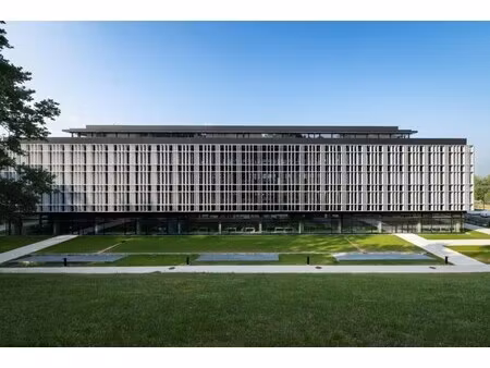 location local professionnel 19 605m²