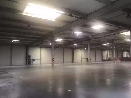 location entrepôt saint quentin en yvelines 78180 4000m²