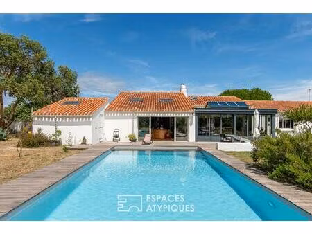 maison bord de mer aux volumes uniques avec piscine