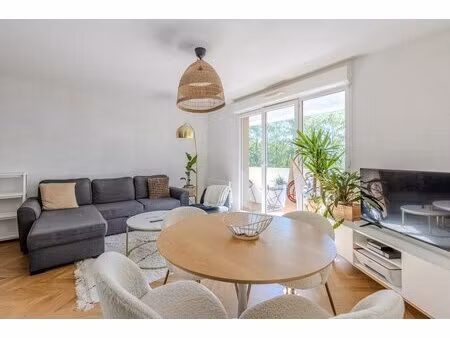 t2 rénové avec parking et balcon - 40 m2 - bruges