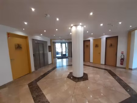 location local professionnel 1 196m²