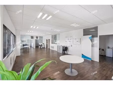 location local professionnel 180m²