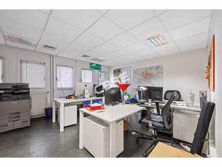 location local professionnel 680m²