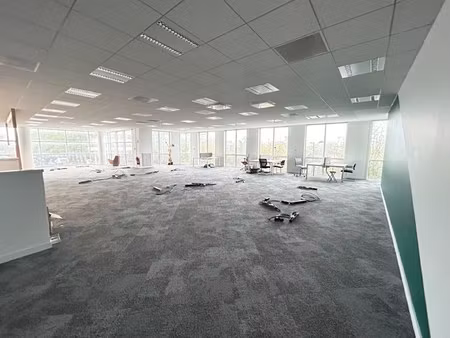 location local professionnel 665m²