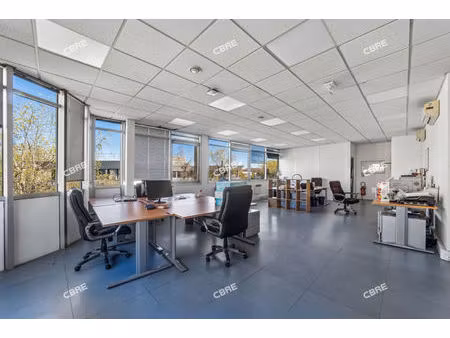 location local professionnel 183m²