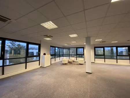location local professionnel 1 034m²
