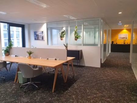 location local professionnel 2 702m²