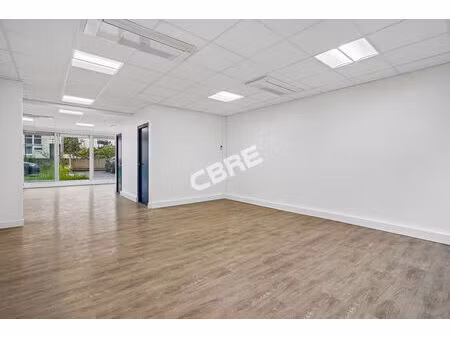 location local professionnel 74m²