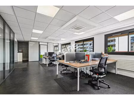 location local professionnel 318m²