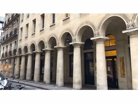 location local professionnel 244m²