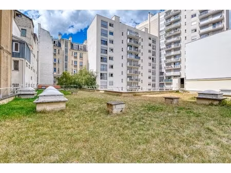location local professionnel 860m²