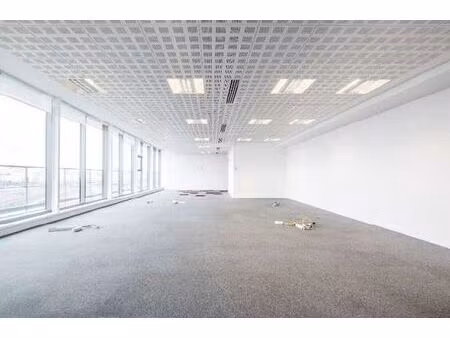 location local professionnel 1 550m²