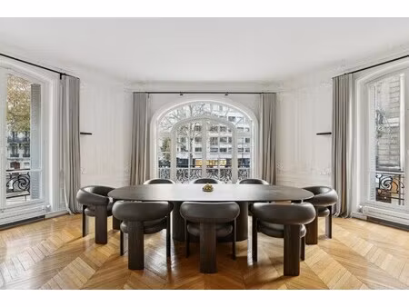 location local professionnel 189m²